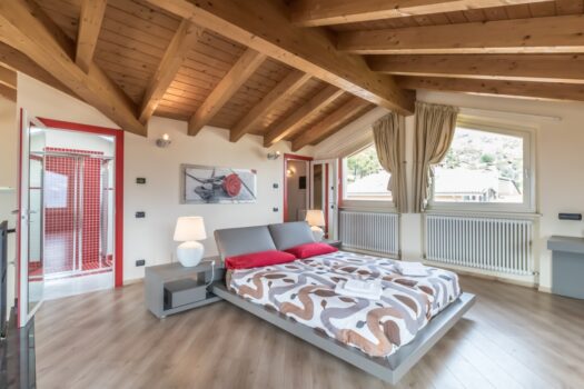 Villa with garden in Tremezzina – completely renovated with a lake view