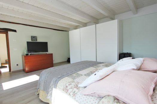 Renovated house in San Siro – lake view – large terrace