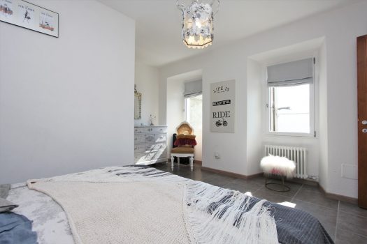 Renovated house in San Siro – lake view – large terrace