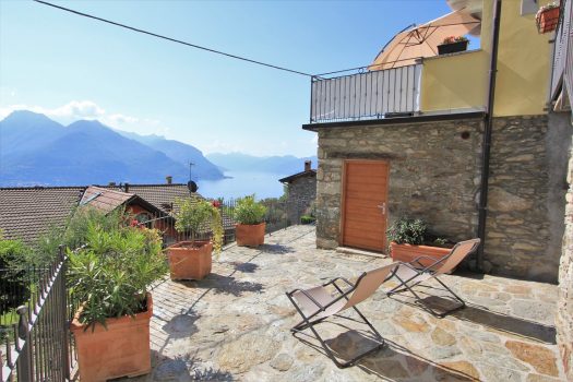 Renovated house in San Siro – lake view – large terrace