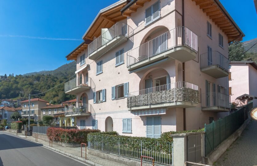 Three-room apartment with pool in Pianello del Lario