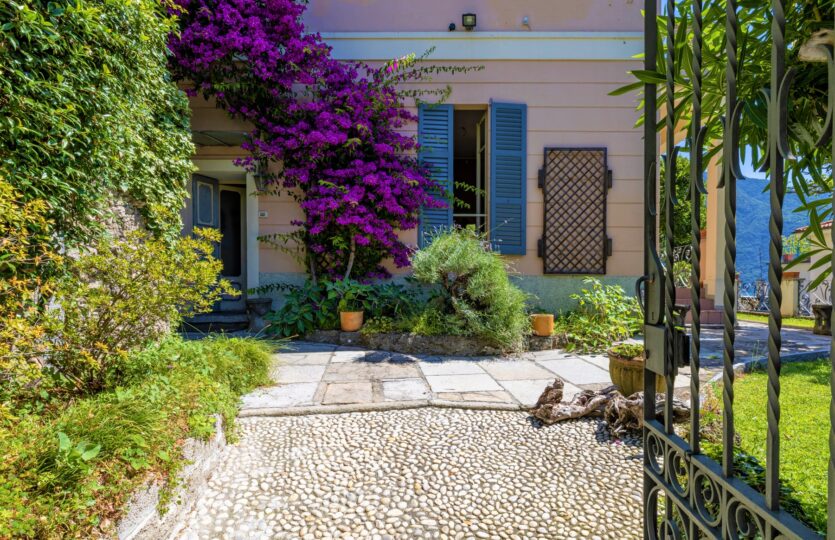Apartment in a historic villa with garden in Carate Urio