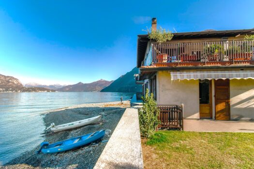 The house directly on the lake with garden near Bellagio