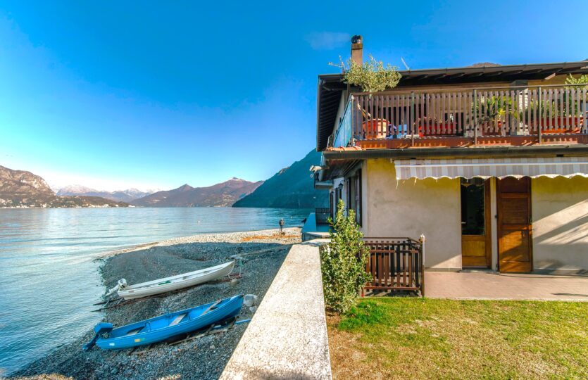 Portion house directly on the lake with garden near Bellagio