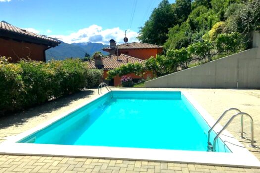 Apartment with swimming pool and lake view