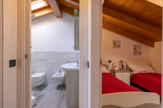 Apartment with swimming pool and lake view