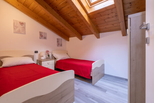 Apartment with swimming pool and lake view