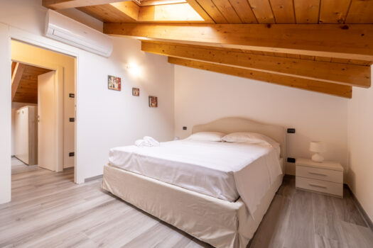 Apartment with swimming pool and lake view