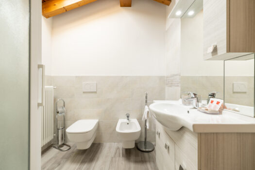 Apartment with swimming pool and lake view