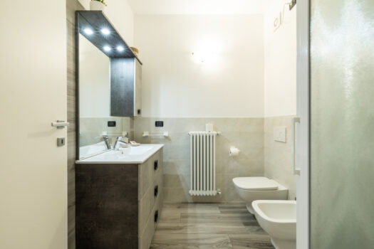 Apartment with swimming pool and lake view