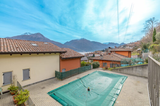Apartment with swimming pool and lake view