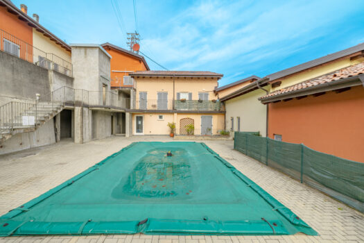 Apartment with swimming pool and lake view