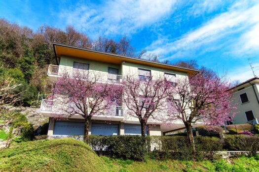 Apartment with large garden and terrace in Cernobbio