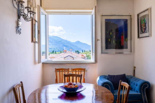 Penthouse with lake view in the centre of Gravedona