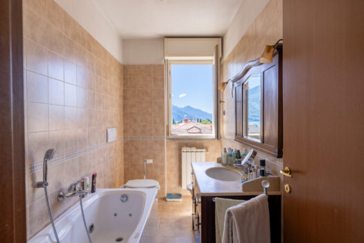 Penthouse with lake view in the centre of Gravedona