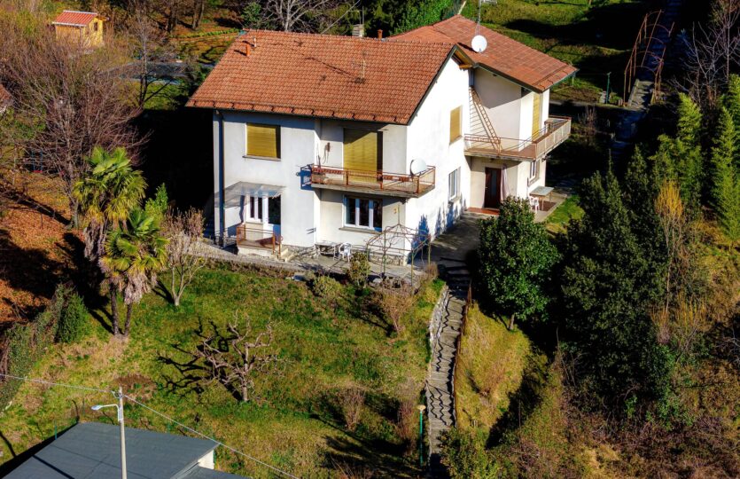 House with large garden in Como