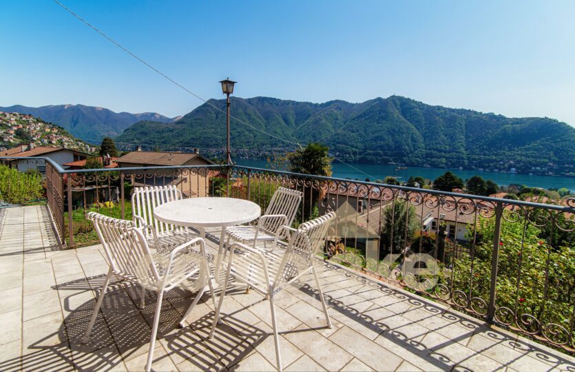 Villa overlooking the lake