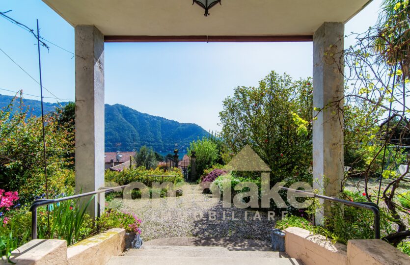 Villa with balcony with lake view