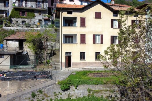 Large house with garden in Plesio – lake view