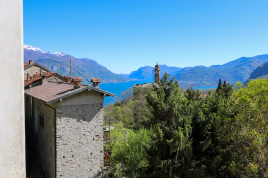 Large house with garden in Plesio – lake view