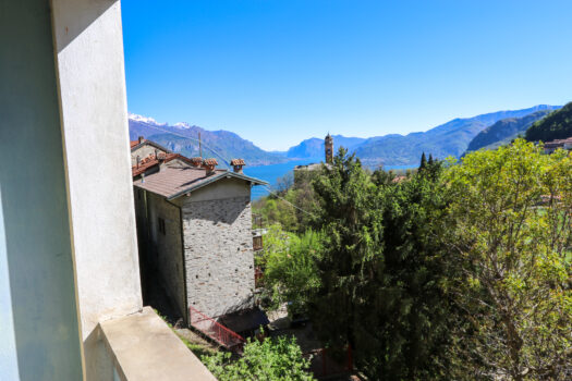 Large house with garden in Plesio – lake view