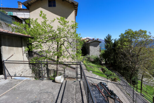 Large house with garden in Plesio – lake view
