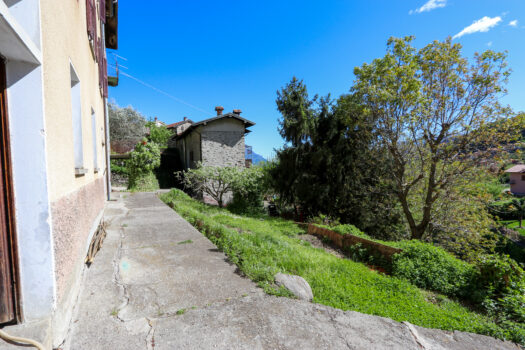 Large house with garden in Plesio – lake view