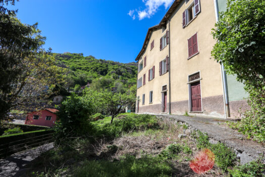 Large house with garden in Plesio – lake view