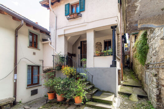 Old stone house with garden in Laglio