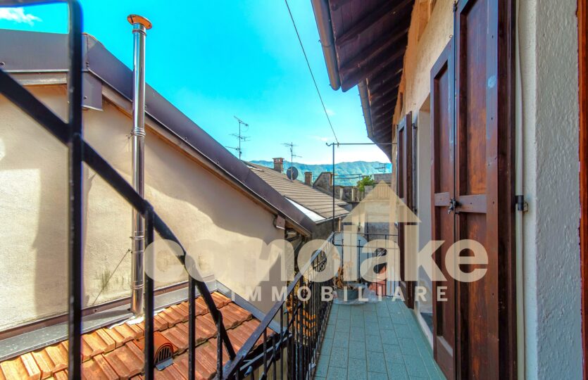 Portion of house with garden and lake view in laglio