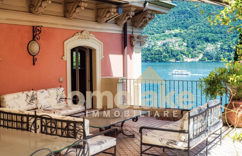 Attic with terrace overlooking the lake