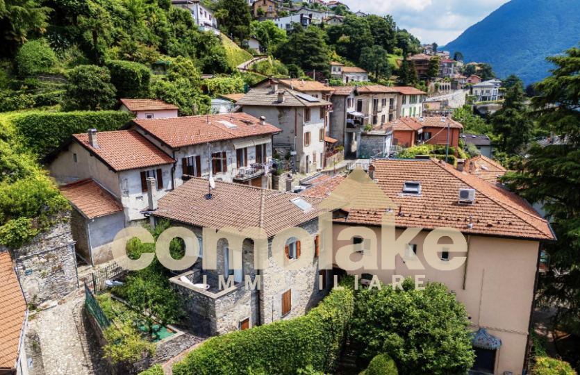 Ancient stone house with garden in Cernobbio