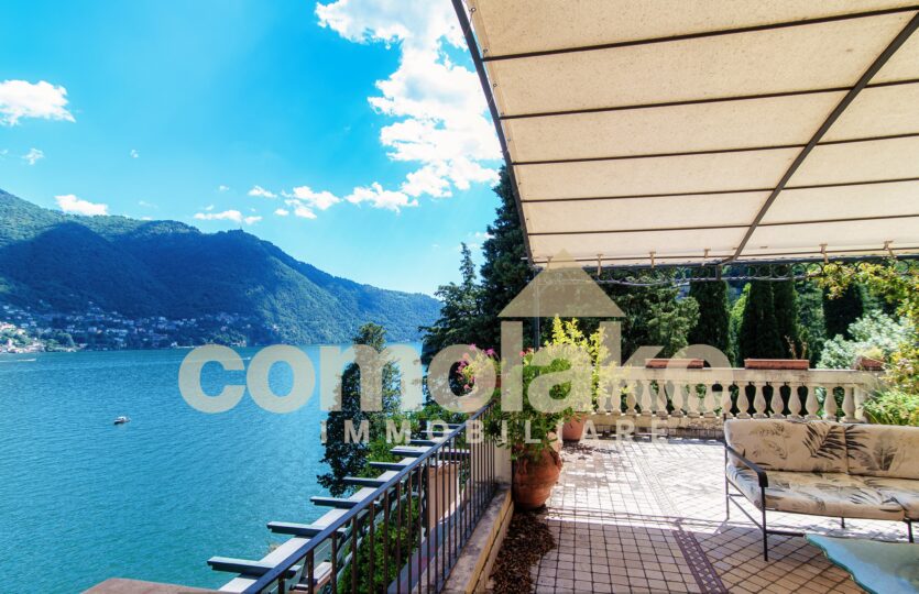 Penthouse in a period villa with large terrace and boat mooring near Cernobbio