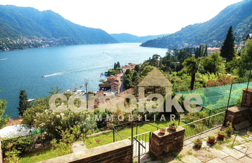 Apartment in Moltrasio with lake view