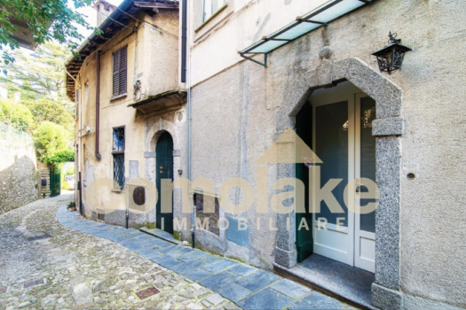 Apartment with terrace overlooking the lake in Moltrasio