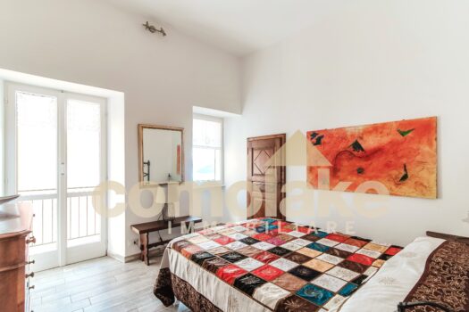 Apartment with terrace overlooking the lake in Moltrasio