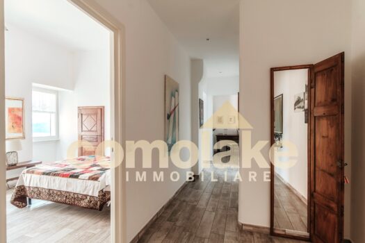 Apartment with terrace overlooking the lake in Moltrasio