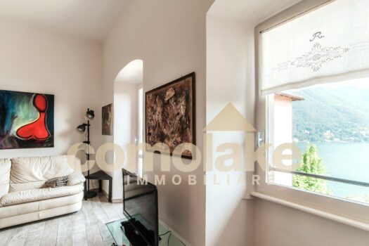 Apartment with terrace overlooking the lake in Moltrasio
