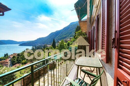 Apartment with terrace overlooking the lake in Moltrasio