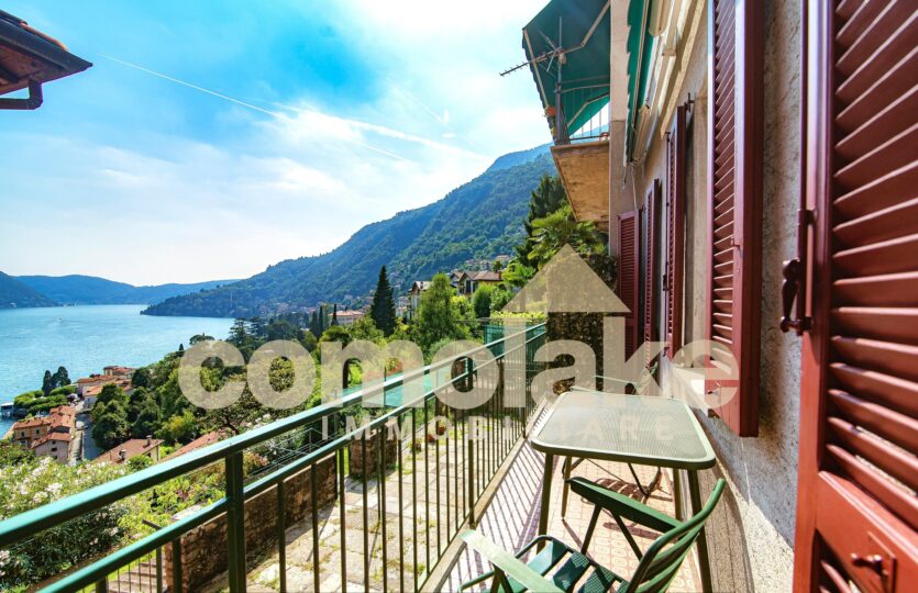 Apartment with terrace overlooking the lake in Moltrasio