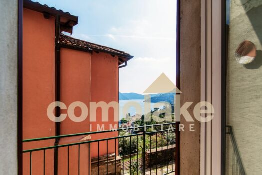 Apartment with terrace overlooking the lake in Moltrasio