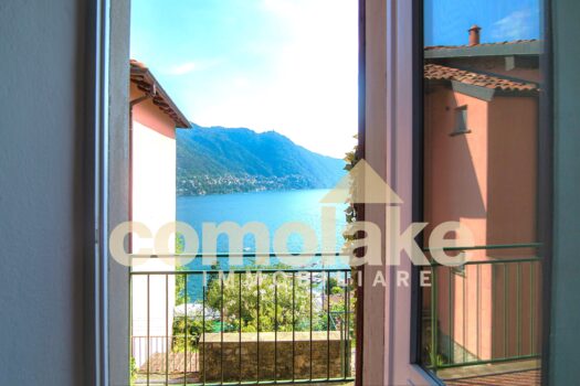 Apartment with terrace overlooking the lake in Moltrasio