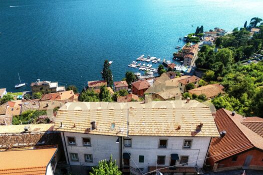 Apartment with terrace overlooking the lake in Moltrasio