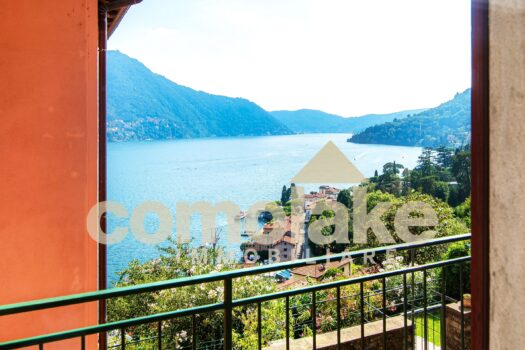 Apartment with terrace overlooking the lake in Moltrasio