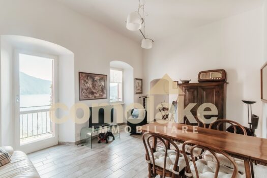 Apartment with terrace overlooking the lake in Moltrasio