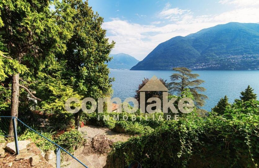 Lake house with garden near Cernobbio