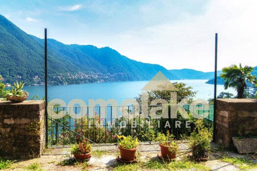 Apartment with terrace overlooking the lake in Moltrasio