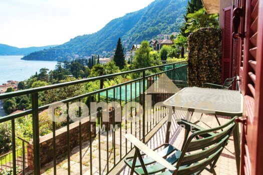 Apartment with terrace overlooking the lake in Moltrasio