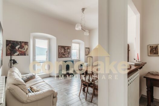 Apartment with terrace overlooking the lake in Moltrasio