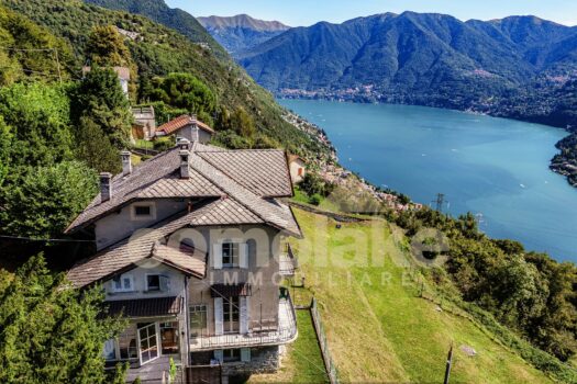 Old house with large garden in Cernobbio